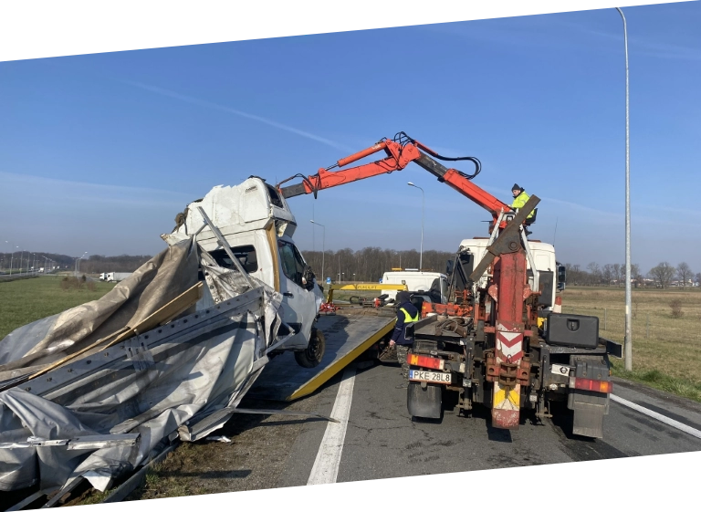 Załadunek busa na&nbsp;holownik